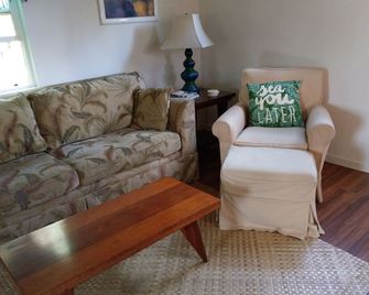 Romantic Cabin on a gated aquaponics farm centrally located for exploring. - Keaau - Wohnzimmer