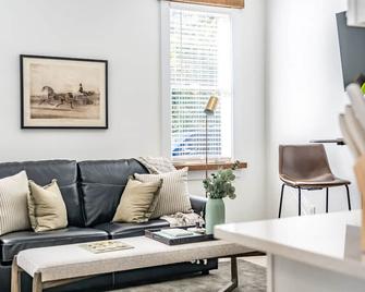 The Shire 255 A - Sage Cottage - Southern Pines - Wohnzimmer