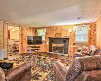 Wolfs River Retreat w/ Yard & River Access! - Baldwin - Living room