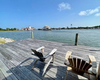 Windmill Point: Perfect location to watch the ferries come and go. - Ocracoke - Balcón