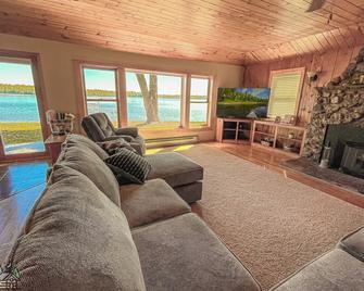 Pike Shores Lakeside Getaway, waterfront Cabin! - Park Falls - Sala de estar
