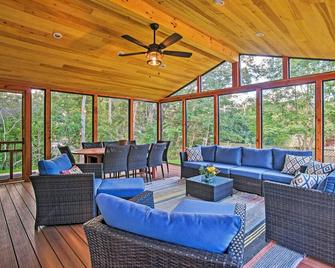 Family-Friendly Tisbury Escape - Walk to Town - Vineyard Haven - Living room