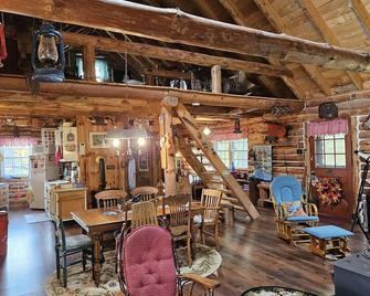 Cross Hill Getaway - Log Cabin & Glamping Retreat - Richmondville - Restaurante