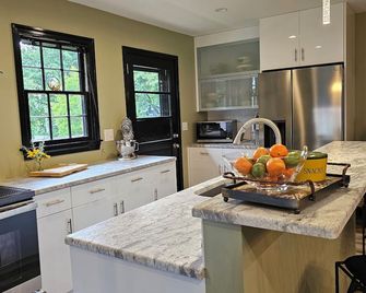 Meticulously Designed Home With Modern Vibe Located in Downtown Jamestown NC - Jamestown - Cocina