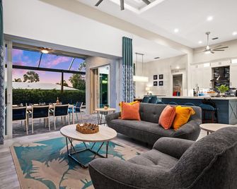 Casa Palma - 5 Min to Beach, Heated Pool, Hot Tub, New Build - Marco Island - Pokój dzienny