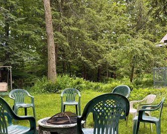 Enchanted Cabin: Nature Retreat & Hot Tub Hideaway - Norwich - Patio