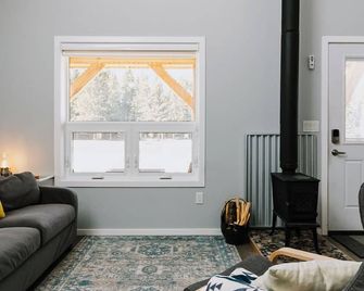 Abraham - Peaceful Tiny Cabin In Historic Nordegg - Nordegg - Living room