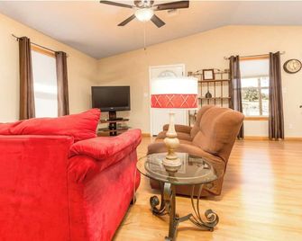 Bandera Texas McLintock Guesthouse--3 Blocks from Main St. - Bandera - Living room