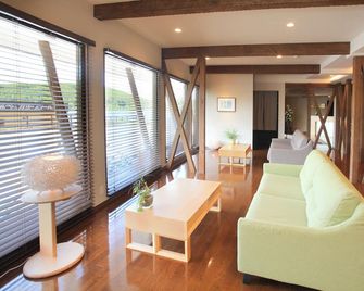 Kimimachisou - Chino - Living room