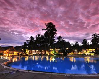 Reef Hotel Mombasa - Mombasa - Piscina