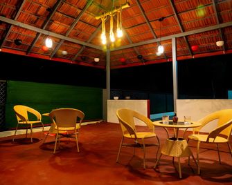 Wooden Pearl Homestay - Madikeri - Bar