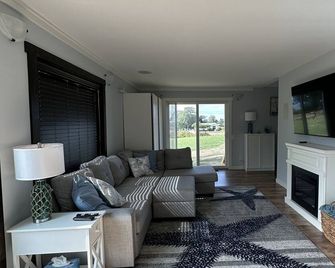 The Homestead on the Point - Point Roberts - Living room