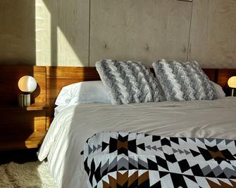 Yellowstone Peaks Hotel - Island Park - Schlafzimmer