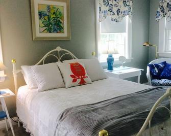 Cozy condo, recently upgraded, with convenient location to village center - Rhinebeck - Bedroom