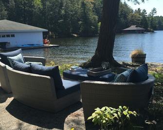Freshly Renovated, Modernized, Water's Edge Cottage. - Port Carling - Patio