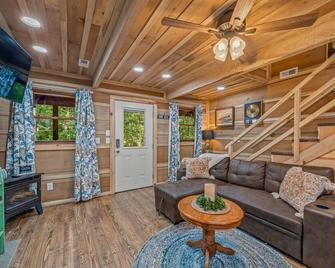 Autumn Skies and Falling leaves on Lookout Mtn! hot tub,fire-pit; - Fort Payne - Obývací pokoj