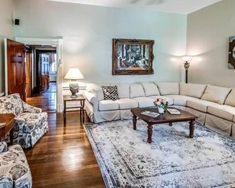 Experience the luxurious Litz Suite at the historic Litz Mansion in Tazewell, VA - Tazewell - Sala de estar