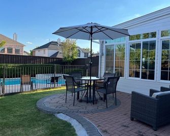 Family Friendly Spacious Home with Backyard Pool by RedAwning - Frisco - Patio