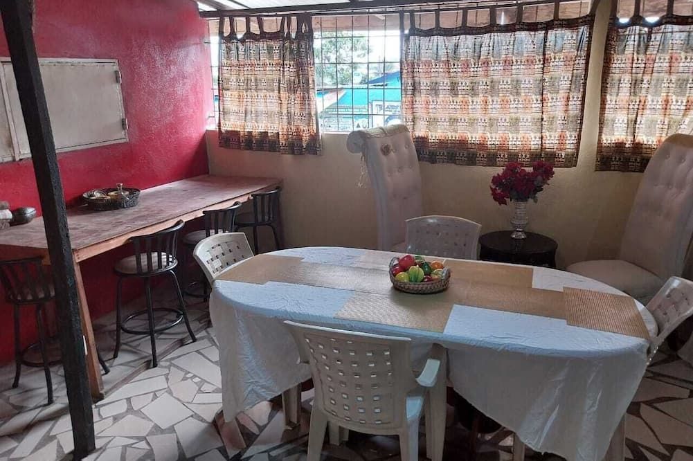 ميس إيمايلي بلايس - مونروفيا - غرفة طعام