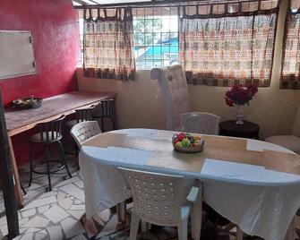 ميس إيمايلي بلايس - مونروفيا - غرفة طعام