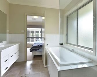 Angophora At The Vintage Walk To Bimbadg - Rothbury