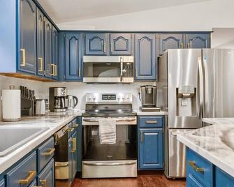 Maison Liberty in the Catskills w/heated pool, hot tub fire pit, games and more - Liberty