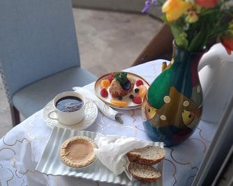 Charming bed & breakfast in delightful Simi Valley with WiFi, fitness room. - Simi Valley