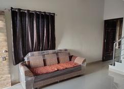 My Nest - Best Newly Built House for Families - Bhuj - Wohnzimmer