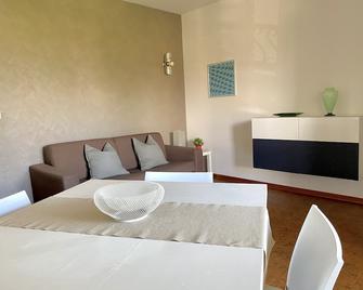 Bright two-room apartment JOLLY equipped with all comforts, with balcony. - Sirmione - Phòng ăn