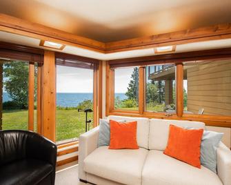 One bedroom condo with panoramic views of Lake Superior. - Grand Marais - Living room
