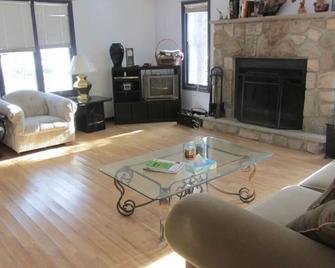 Cozy Pocono Cottage near Jack Frost Jim Thorpe - Albrightsville - Sala de estar