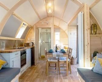 Glenlivet Glamping in a Cosy Wooden Lodge - Dog Friendly - Tomintoul - Dining room