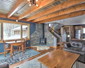 Slopeside Burke Mtn Condo w/ Amenity Access! - East Burke - Living room