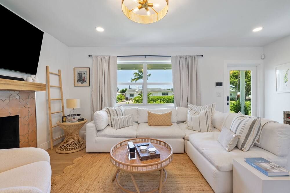 New! Fully Renovated Luxurious Villa in SoSo with Pool in West Palm Beach - ווסט פאלם ביץ' - סלון