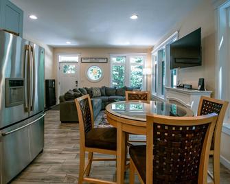 Serenity Woods Cottage at Platte Lake, Honor MI. Traverse City area! - Honor - Comedor