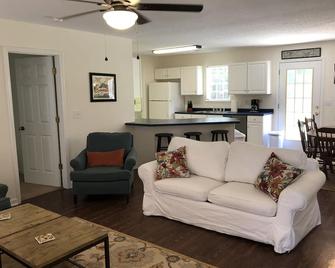 3 Br 2 Ba Home Conveniently Located 4 Miles From Clemson Campus - 中環（南卡羅來納州） - 客廳