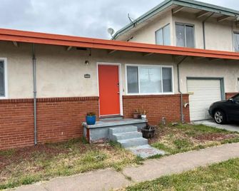 New 2BR Home w Parking Laundry in 580-80 - Richmond - Edificio