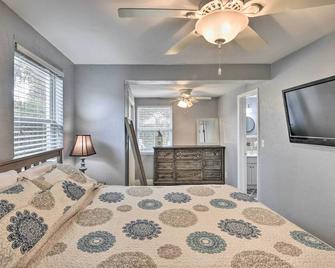 Ormond Beach Home with Screened Porch, Walk to Shore - Ormond Beach - Habitación