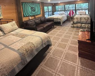 The Confluence Cabin: Free tubing, paddle boarding + kayaking on the Ichetucknee - Branford - Bedroom