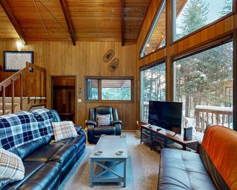 Rustic chalet w/ sauna, views, near the slopes - Girdwood - Salon