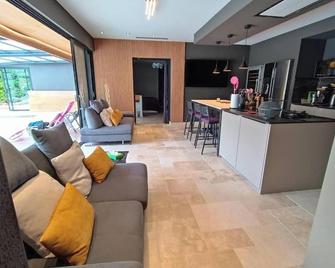 Villa reposante près de Vayrac avec piscine privée - Vayrac - Sala de estar