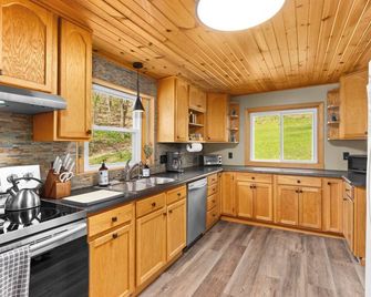 Peaceful Cottage in the Woods w/ City Convenience - Peoria - Kitchen