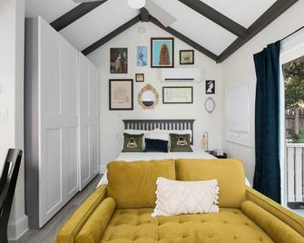 The Cozy Yellow Cottage in Dilworth - Charlotte - Bedroom