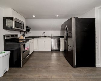 Spacious 2 BR Flamingo Suite - Minutes from Mayo! - Rochester - Kitchen