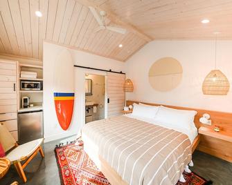 Mini Shortboard Room with a Queen Bed - Stinson Beach - Bedroom