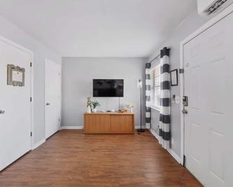 Albert's Abode - 1bed 1bath Apartment in Prime Brandon Location - Brandon - Hallway