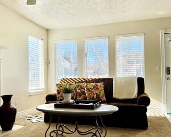Come Home to Luxury. The Executive Estate, near Salt Lake City & the Slopes - South Jordan - Living room