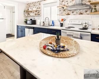 New! Osu Campus Stadium Boho Glamour - Corvallis - Kitchen