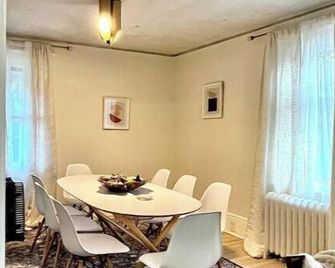 Tucked Away Family Friendly Home - Mins to Parks and Shops - Only 25 min to NYC - Montclair - Phòng ăn