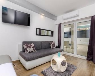 All Saints Suites Bb Kastela - Kastela - Living room